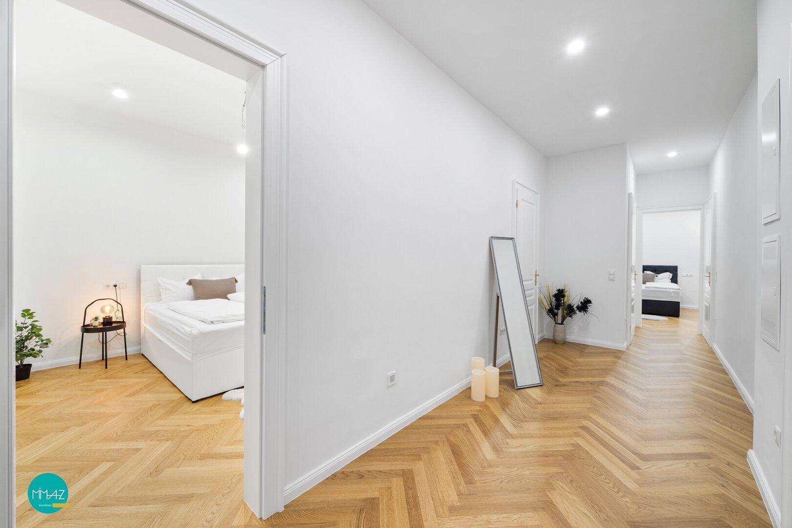 Vorzimmer mit Zugang zu einem Zimmer
