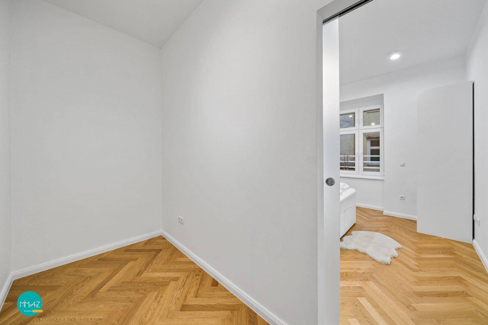 Zimmer mit Schrankraum