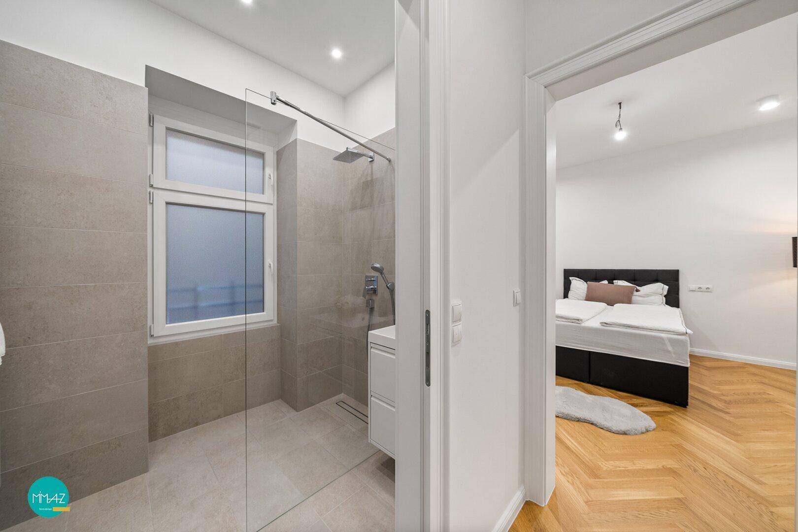 Badezimmer (mit Blick in das 2. Zimmer)