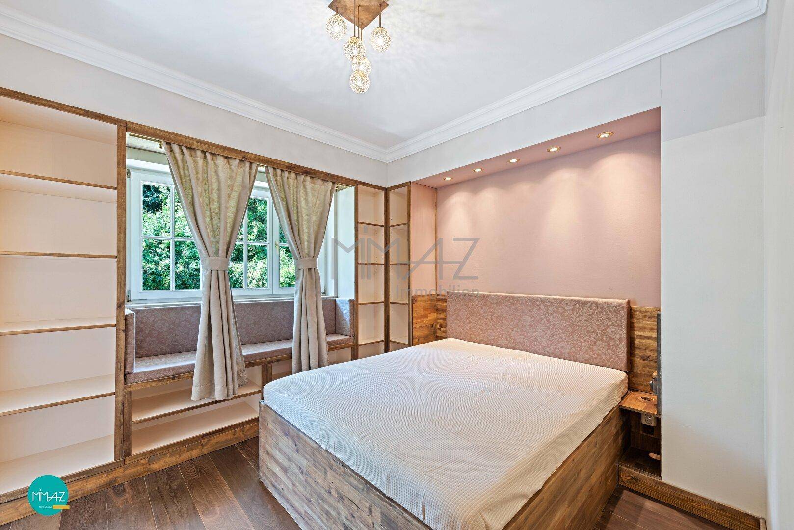 Schlafzimmer mit Schrankraum