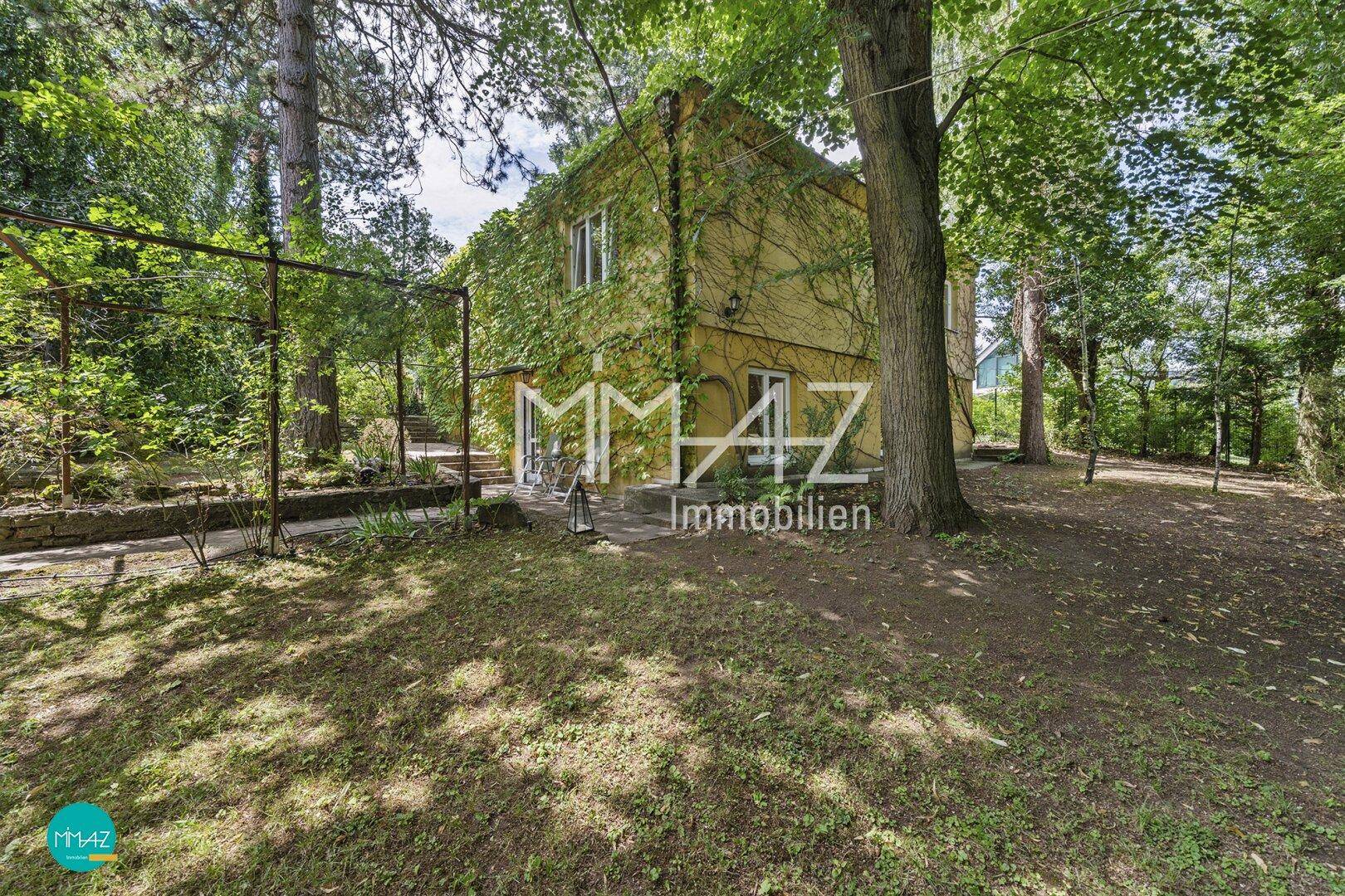 Garten mit Blick auf Haus
