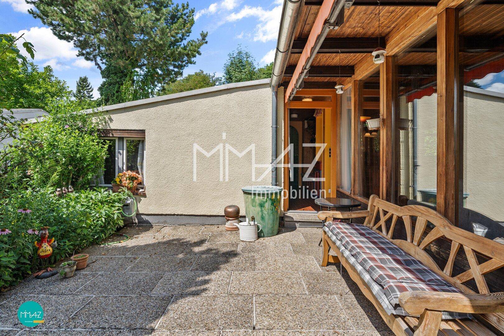 Vordere Terrasse mit Eingang