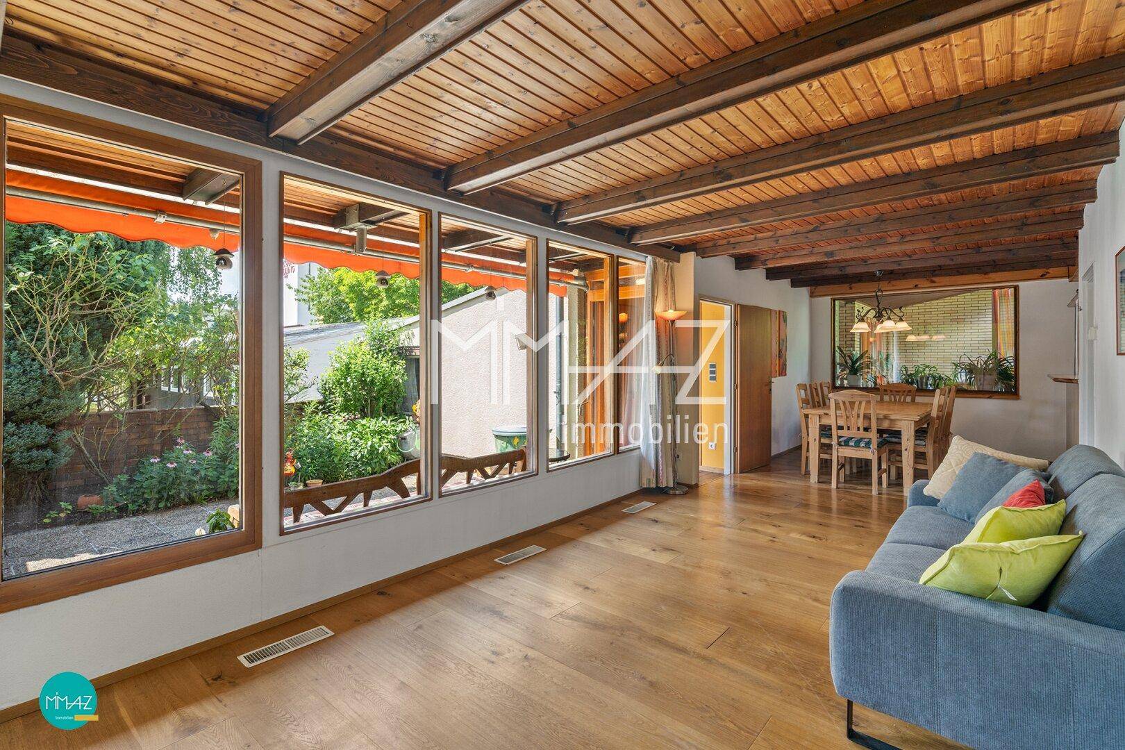 Wohnzimmer 1 mit Blick in Küche