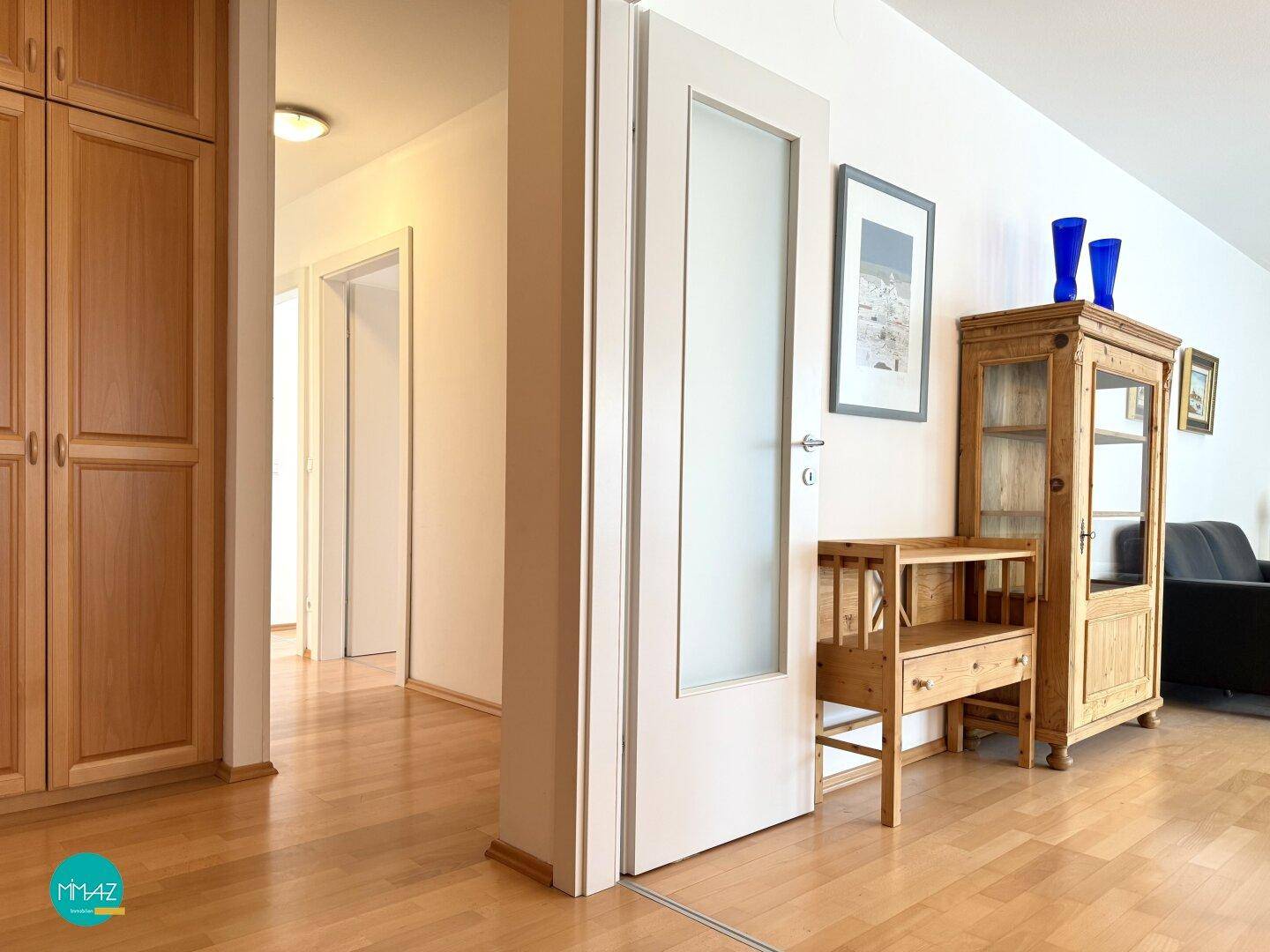 Vorraum mit Blick ins Wohnzimmer