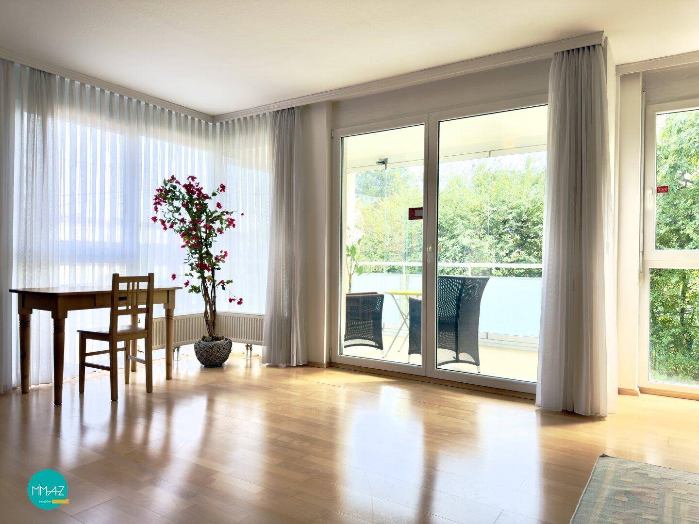 Wohnzimmer mit Balkon