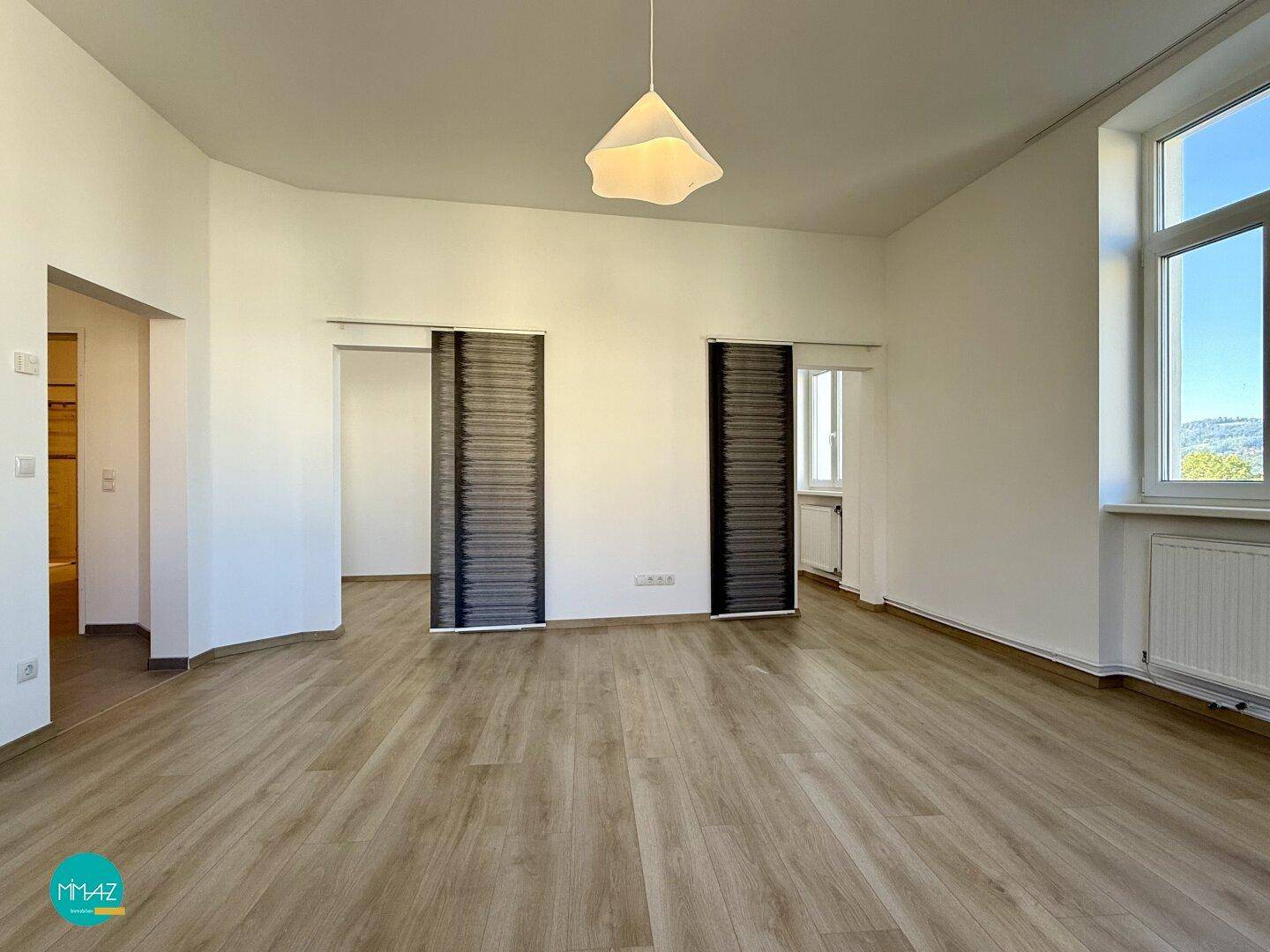 Zimmer mit Blick ins Nebenzimmer