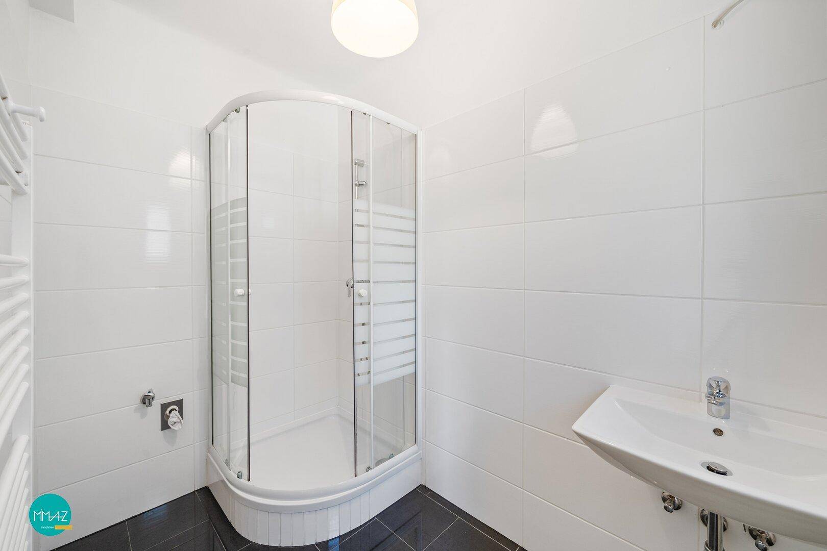 Bad mit Dusche und Fenster