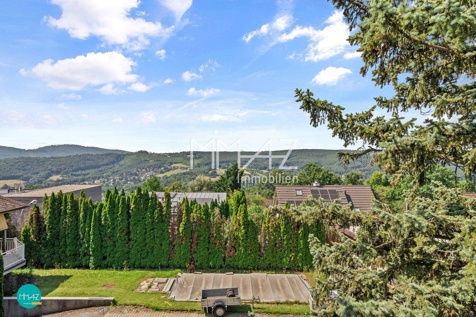 Weitläufiger Blick über den Garten mit abgedecktem Pool und die hügelige Landschaft.