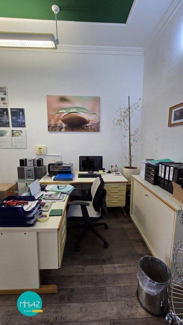 Arbeitsplatz in einem Büro mit Schreibtisch, Bürostuhl und Aktenschränken, gut organisiert.