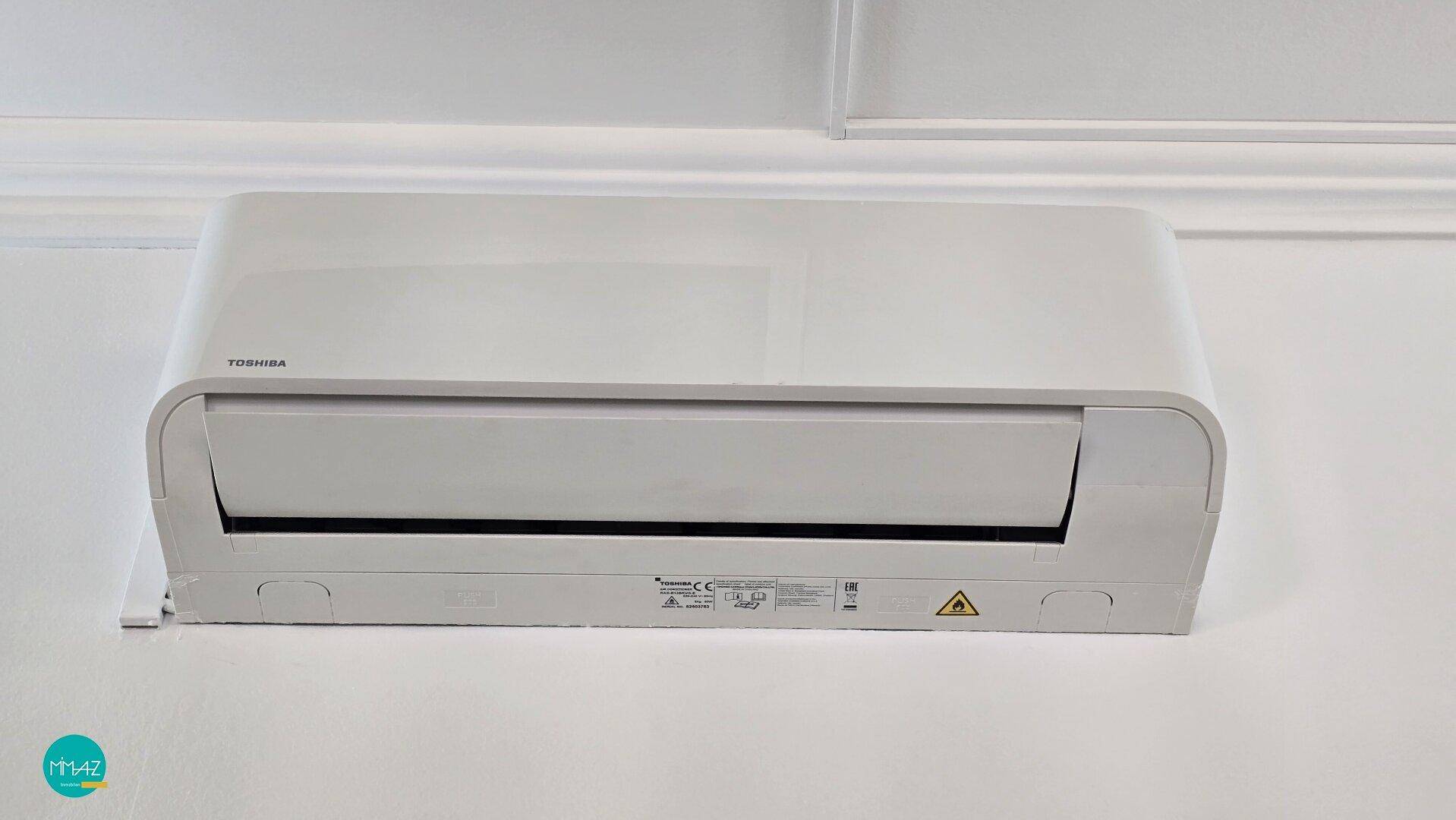 Nahaufnahme einer modernen Klimaanlage an der Wand, sorgt für angenehme Raumtemperatur.