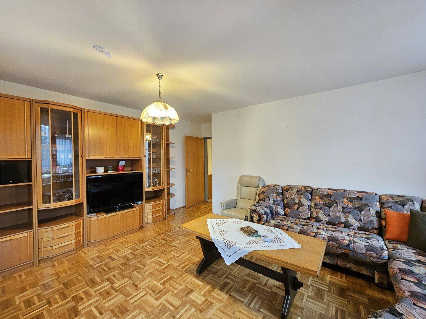 Wohnzimmer mit Balkon