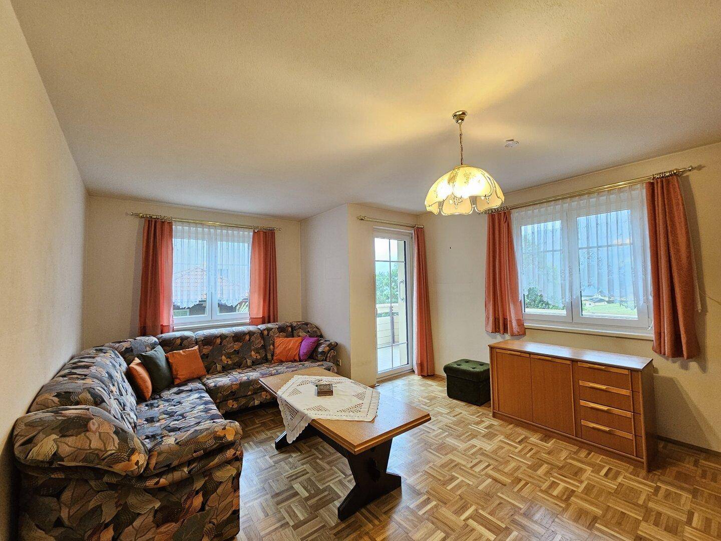Wohnzimmer mit Balkon