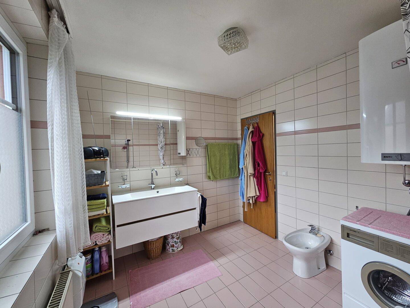 großes, helles Badezimmer