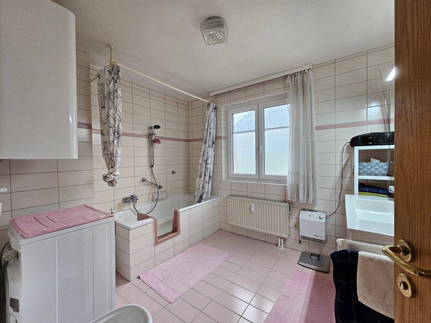 großes, helles Badezimmer