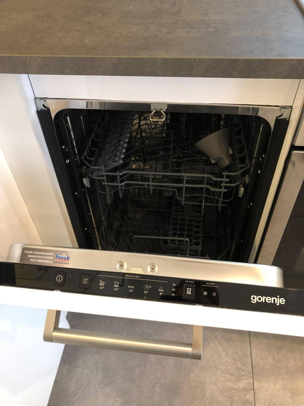 Integrierter Geschirrspüler der Marke Gorenje in der modernen Einbauküche.