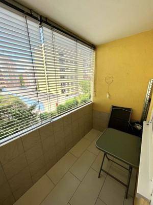 Kleiner Balkon mit Tisch und Stuhl, ideal für entspannte Stunden im Freien.
