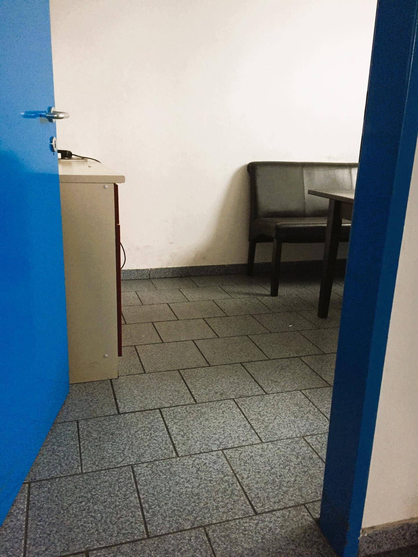 Kleiner Essbereich mit gefliestem Boden und dunklen Sitzmöbeln, ideal für Pausen.