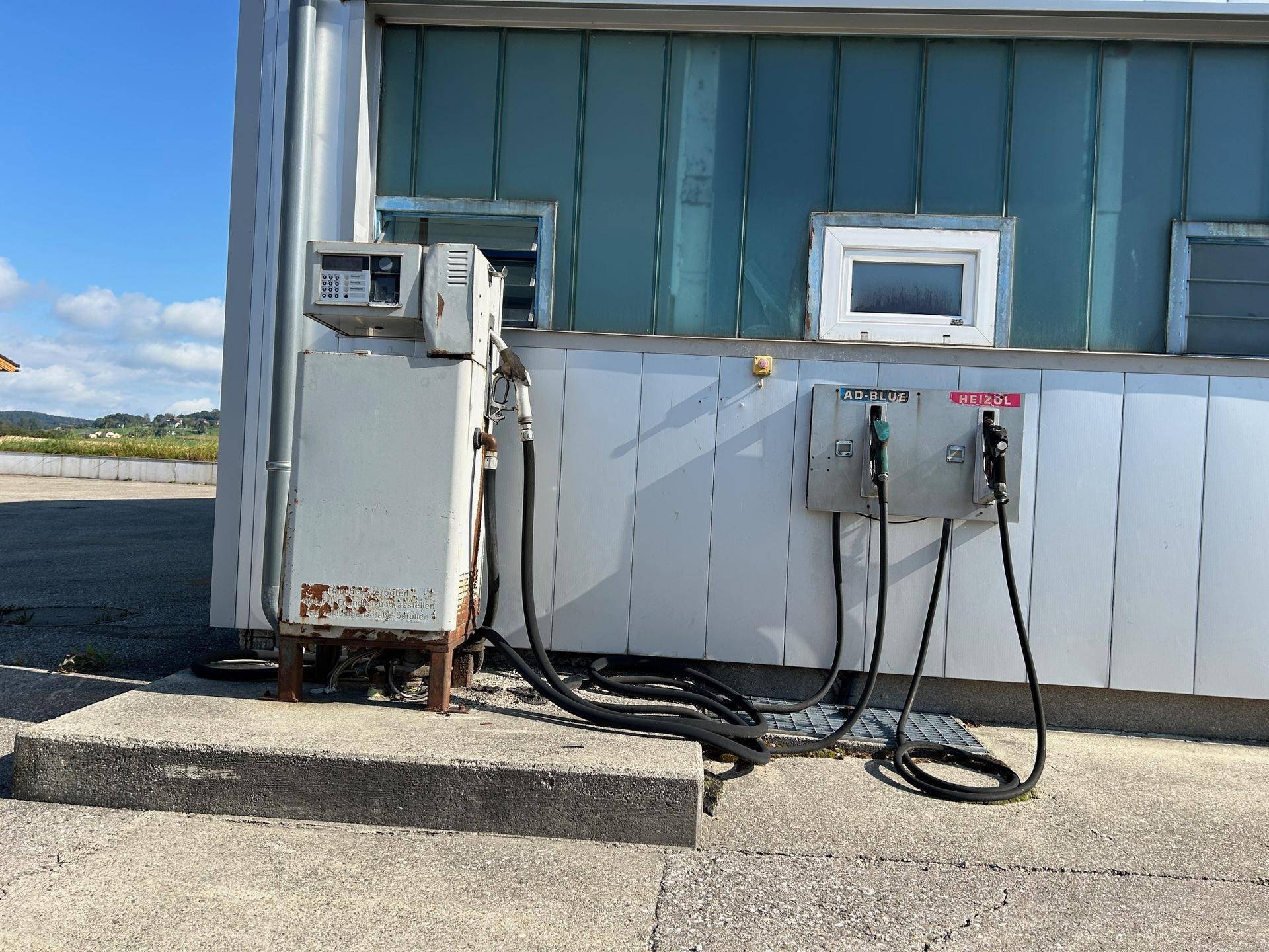 Außenbereich des Gebäudes mit einer Tankstelle für AdBlue und Heizöl, integriert in die Fassade.
