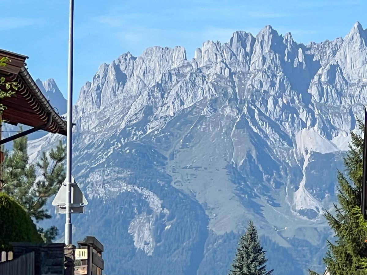 Spektakulärer Blick auf die majestätischen Berge und die umliegende Natur.