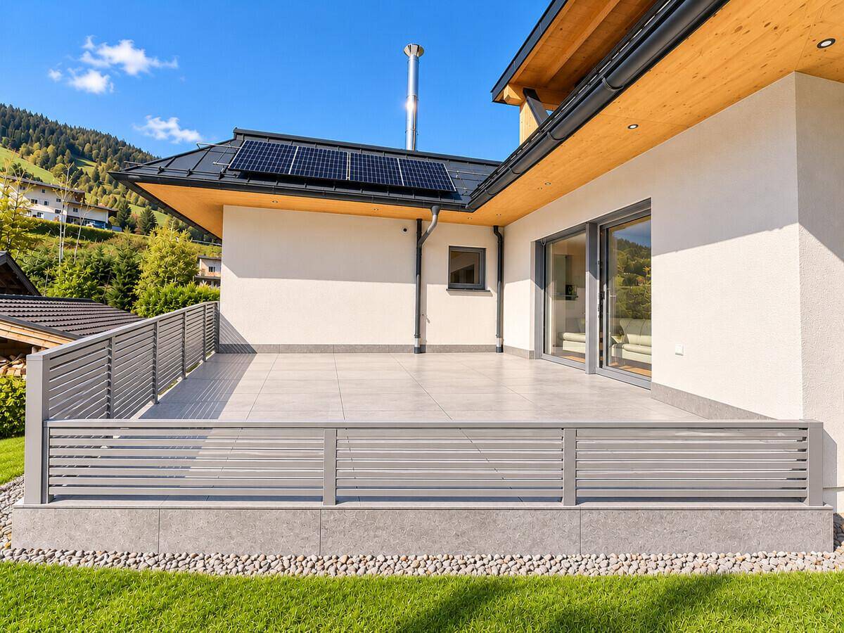 Große, moderne Terrasse mit Fliesenboden und Geländer, ideal für Outdoor-Aktivitäten.