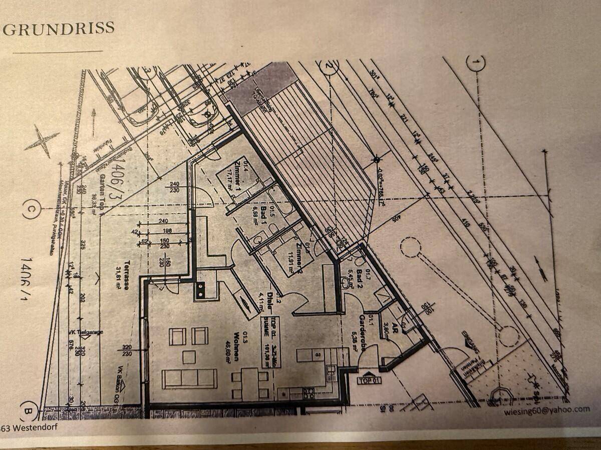 Grundrissplan einer Wohnung mit Terrasse, Gartenbereich und mehreren Zimmern.