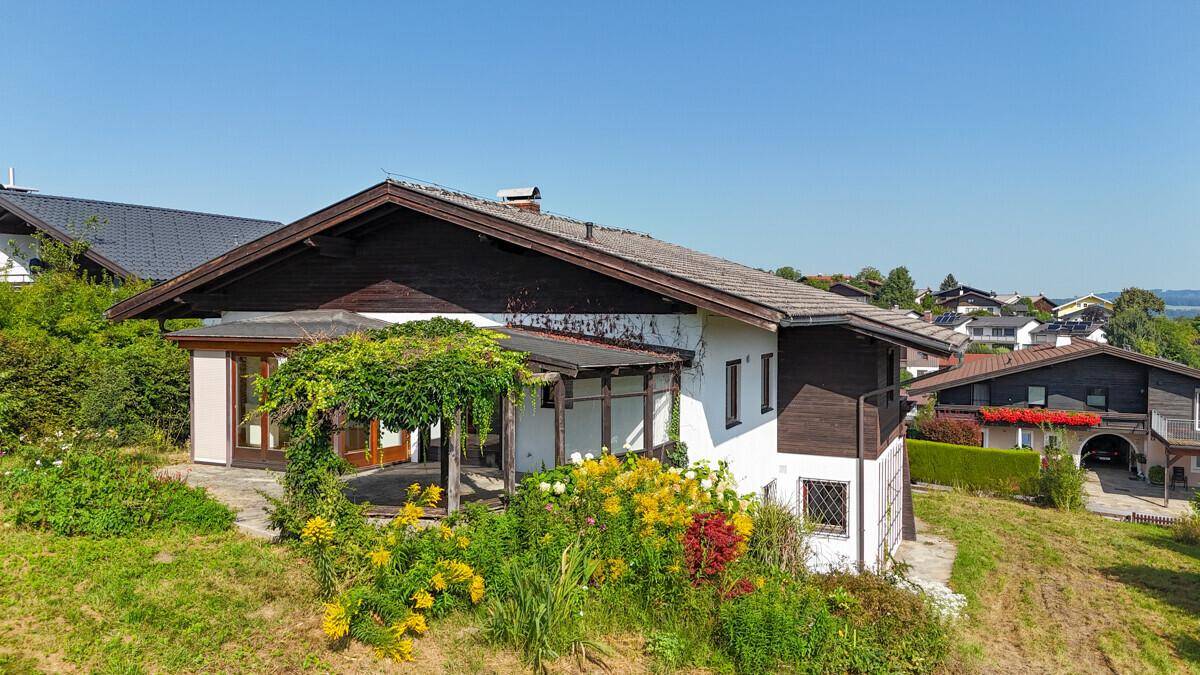 Aussenansicht und Terrasse OG
