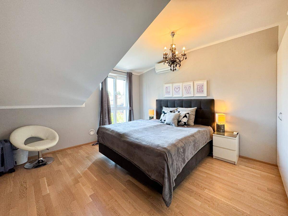 Schlafzimmer 1