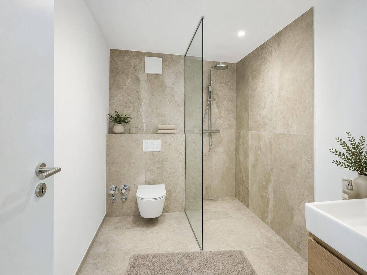 Modernes Badezimmer mit begehbarer Dusche, Wand-WC und hellen Fliesen.