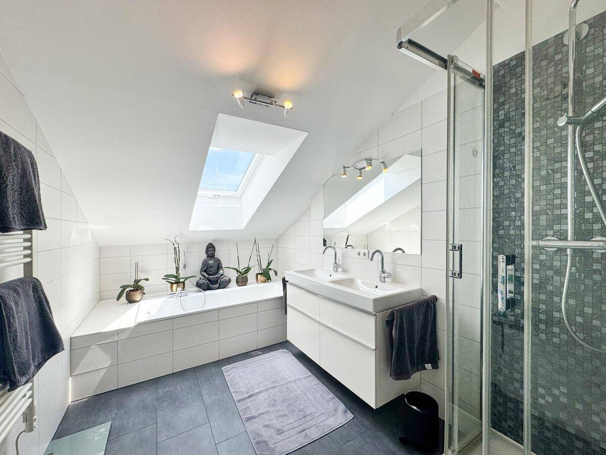 Badezimmer mit Wanne und Dusche