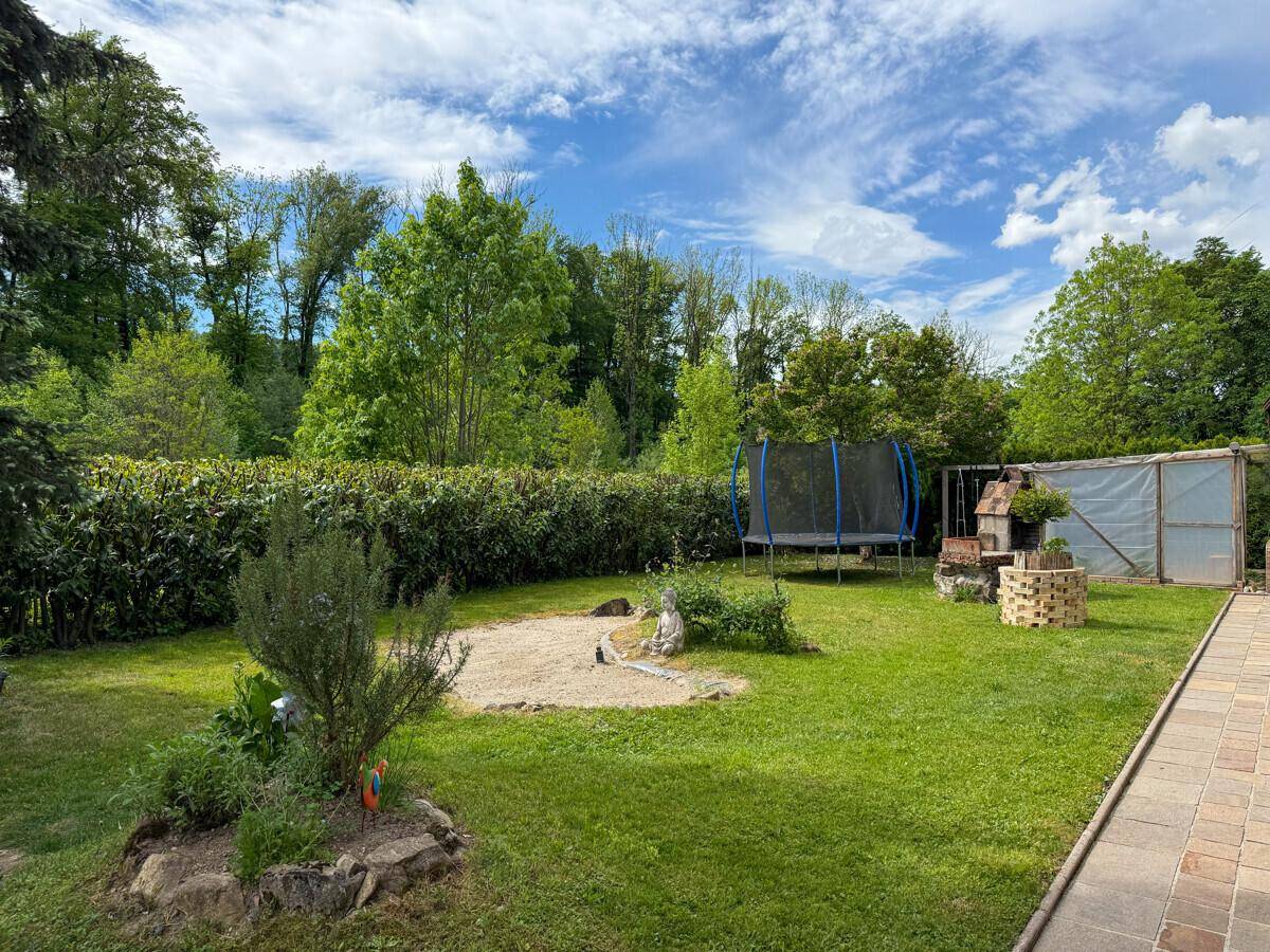 Grundriss des Erdgeschosses mit Garage, Wohnküche, Wohnzimmer und Zugang zur Terrasse.