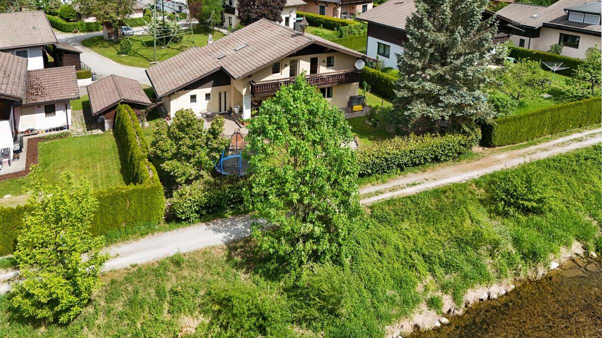 Vorderansicht des Einfamilienhauses mit integrierter Garage und gepflegtem Vorgarten.