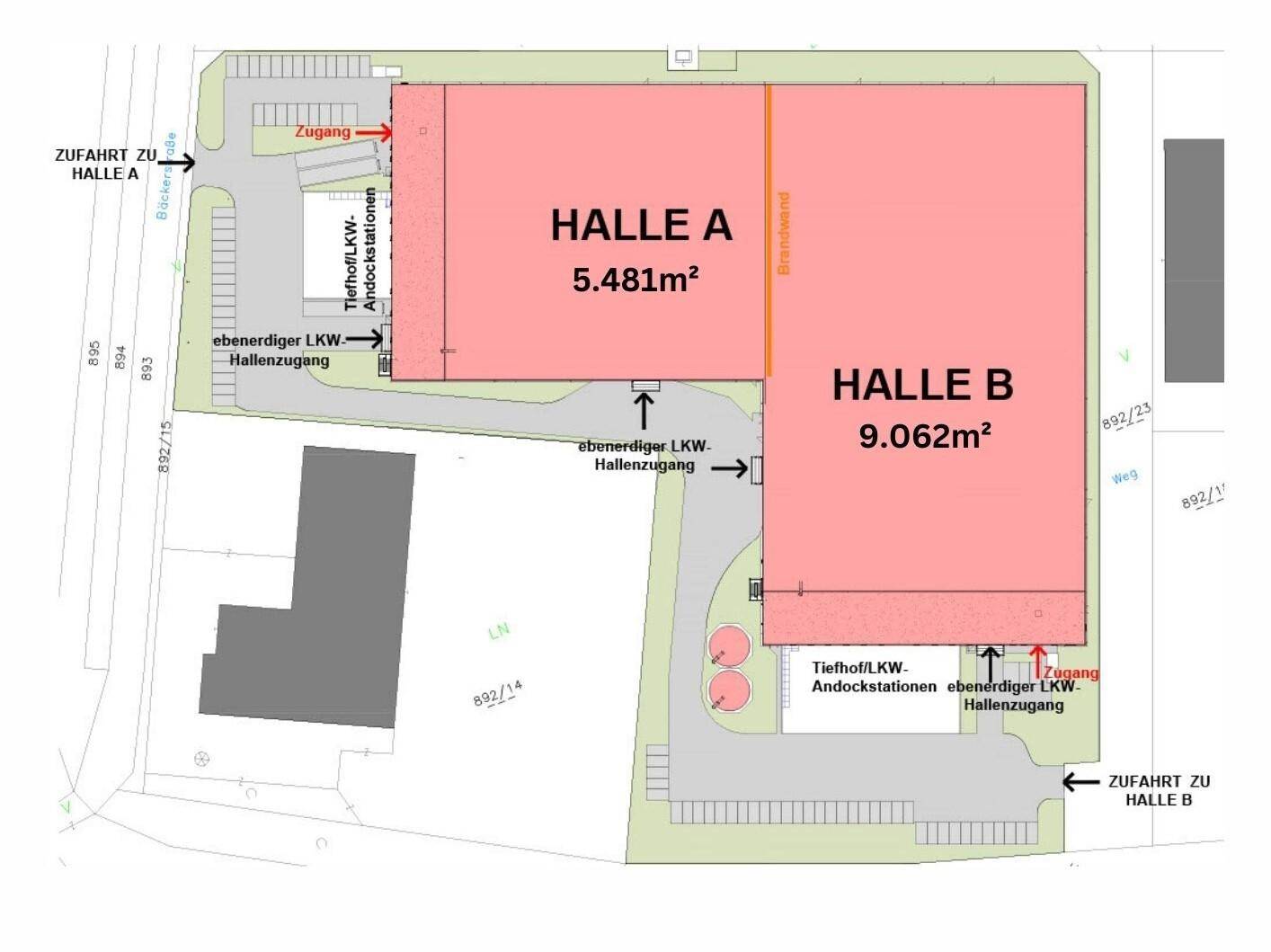 Übersichtsplan des Grundstücks mit zwei großen Hallen, Zufahrten und LKW-Andockstationen.
