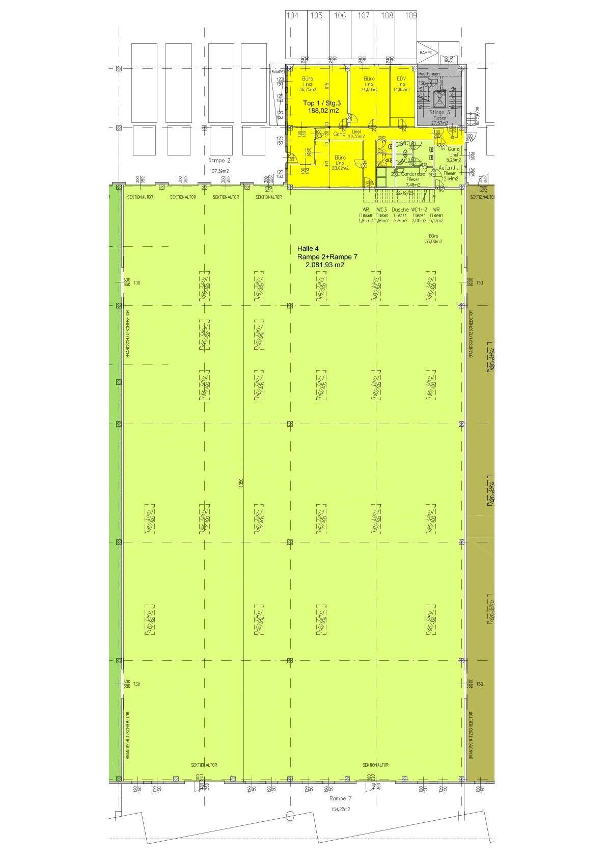 Grundrissplan einer großen Lagerhalle mit angrenzenden Büroräumen und Rampen.