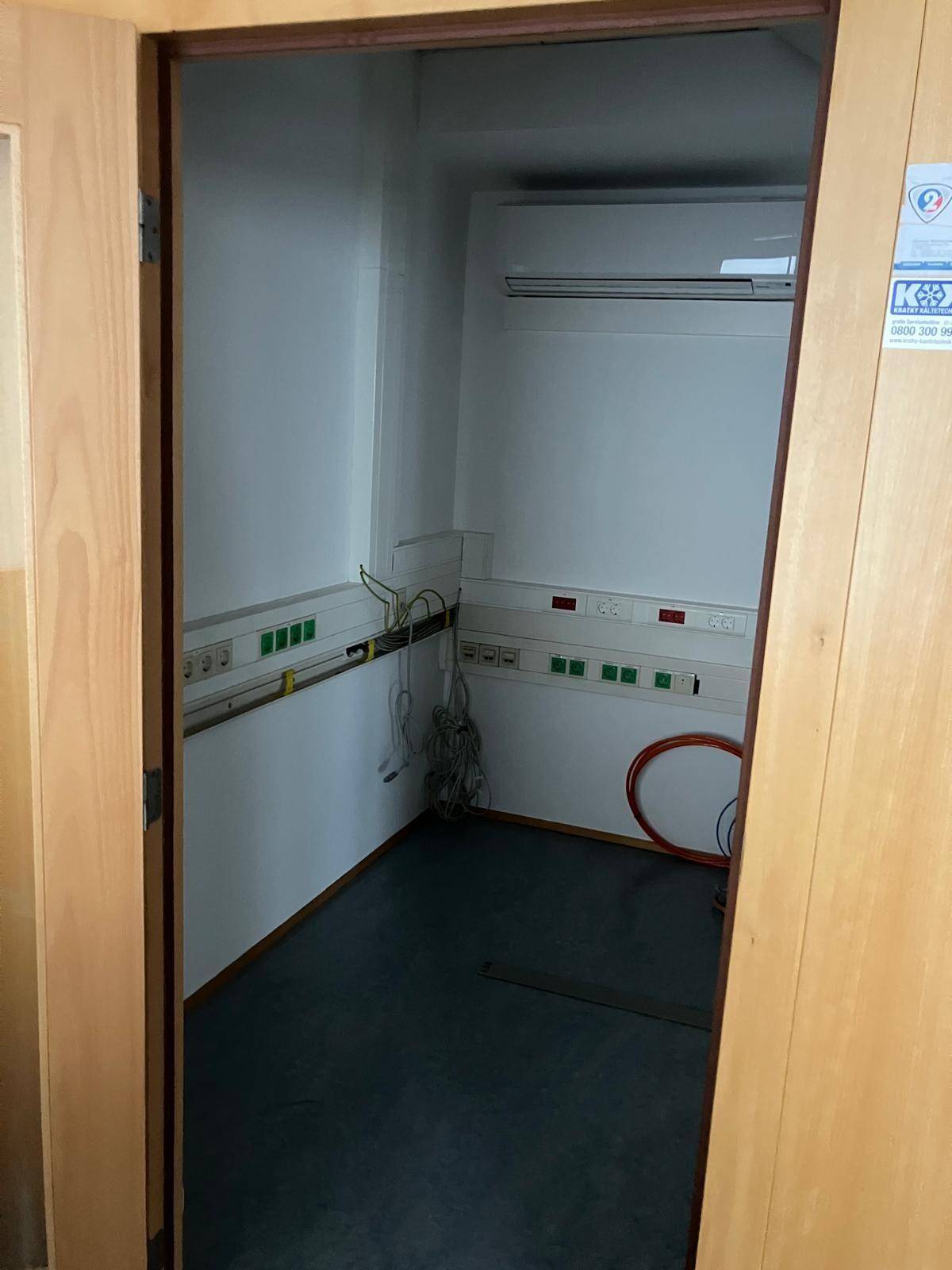 Kleiner Technikraum mit zahlreichen Steckdosen und Kabeln, ideal für Server oder Lagerung.
