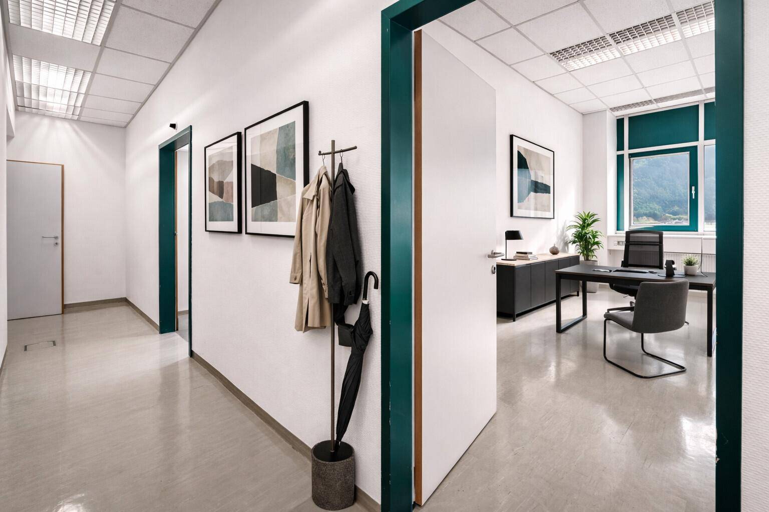 Heller Flur mit mehreren Türen, Garderobe und Blick in ein modern eingerichtetes Büro.