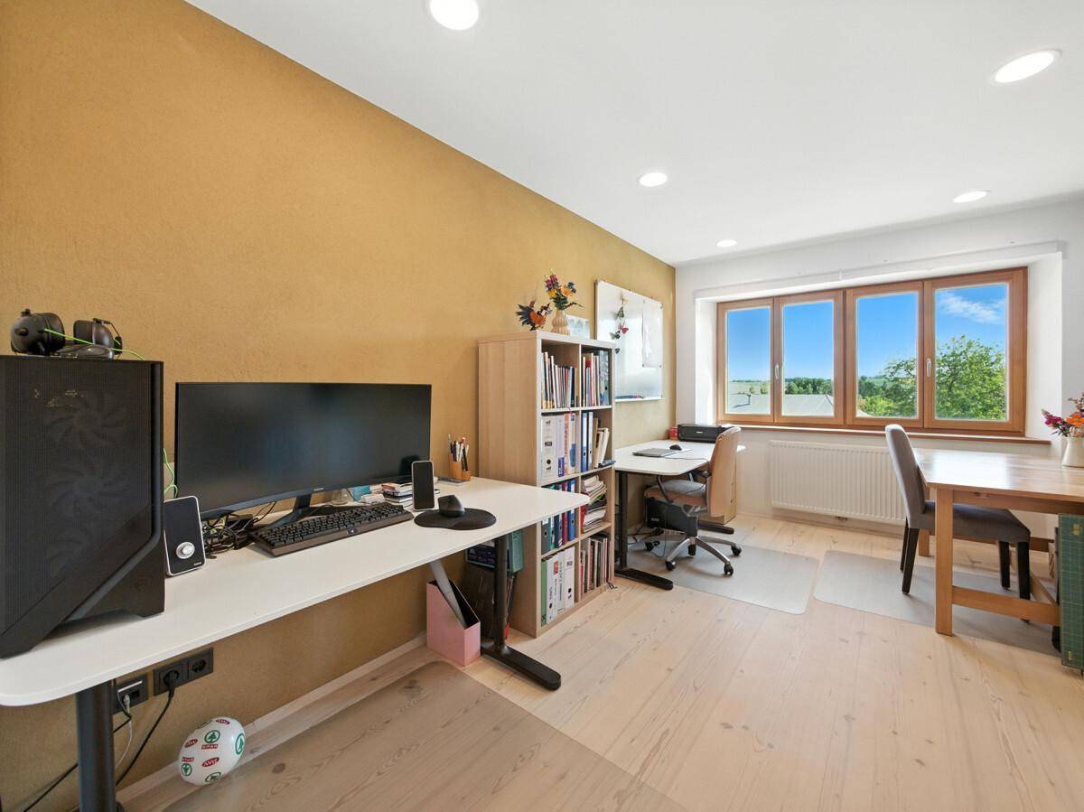 12 Büro oder Zimmer