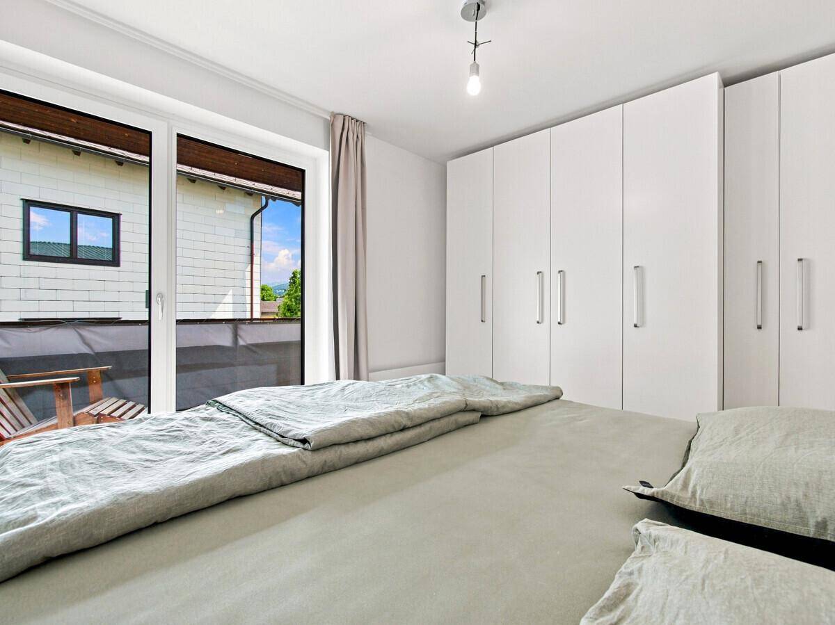04 Schlafzimmer mit Loggiazugang