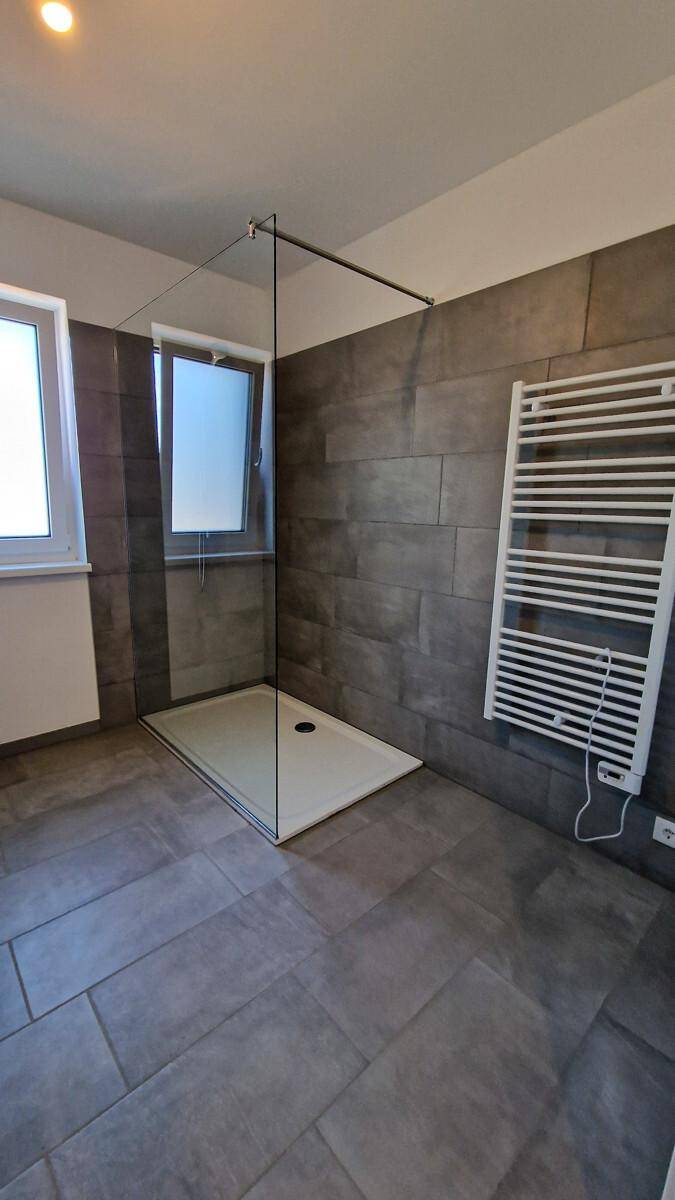 08 Badezimmer mit barrierefreier Dusche