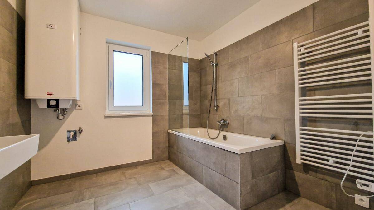 06 großzügiges Badezimmer mit Badewanne