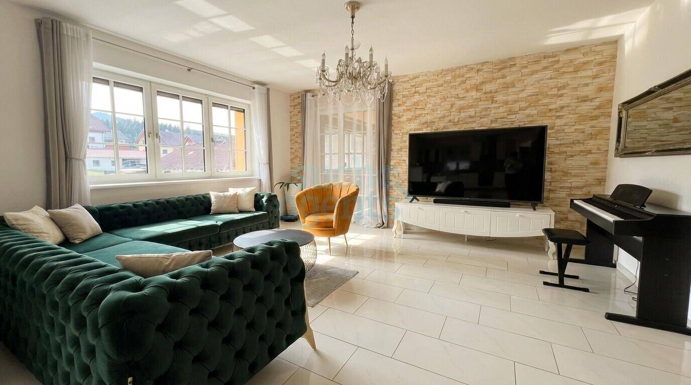 Gemütliches Wohnzimmer mit stilvollem Sofa, Steinwand und Klavier, hell durch große Fenster.