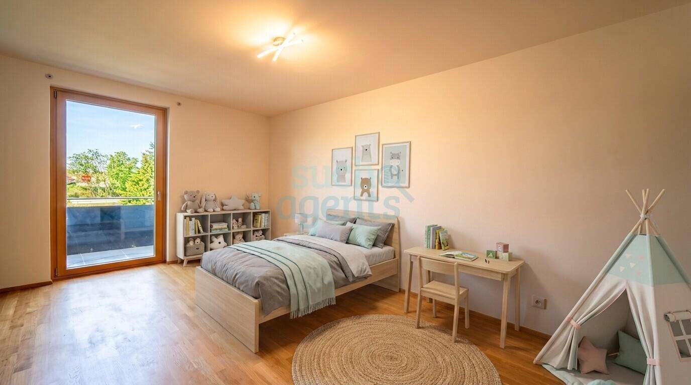Kinderzimmer mit Holzboden, Spielzelt und Zugang zu einem kleinen Balkon.
