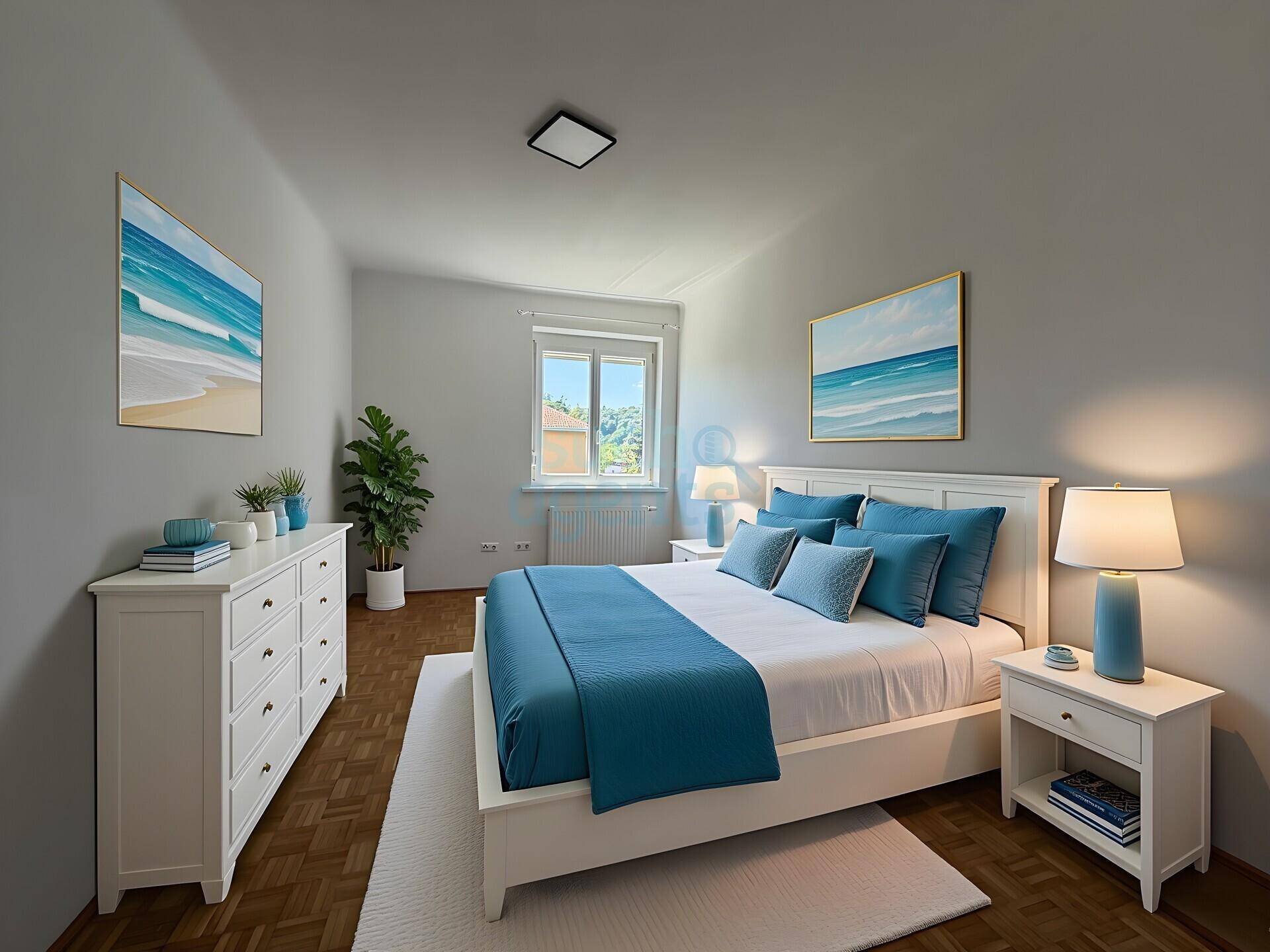 Ruhiges Schlafzimmer mit Doppelbett, blauer Bettwäsche und einem Fenster mit Blick ins Grüne.