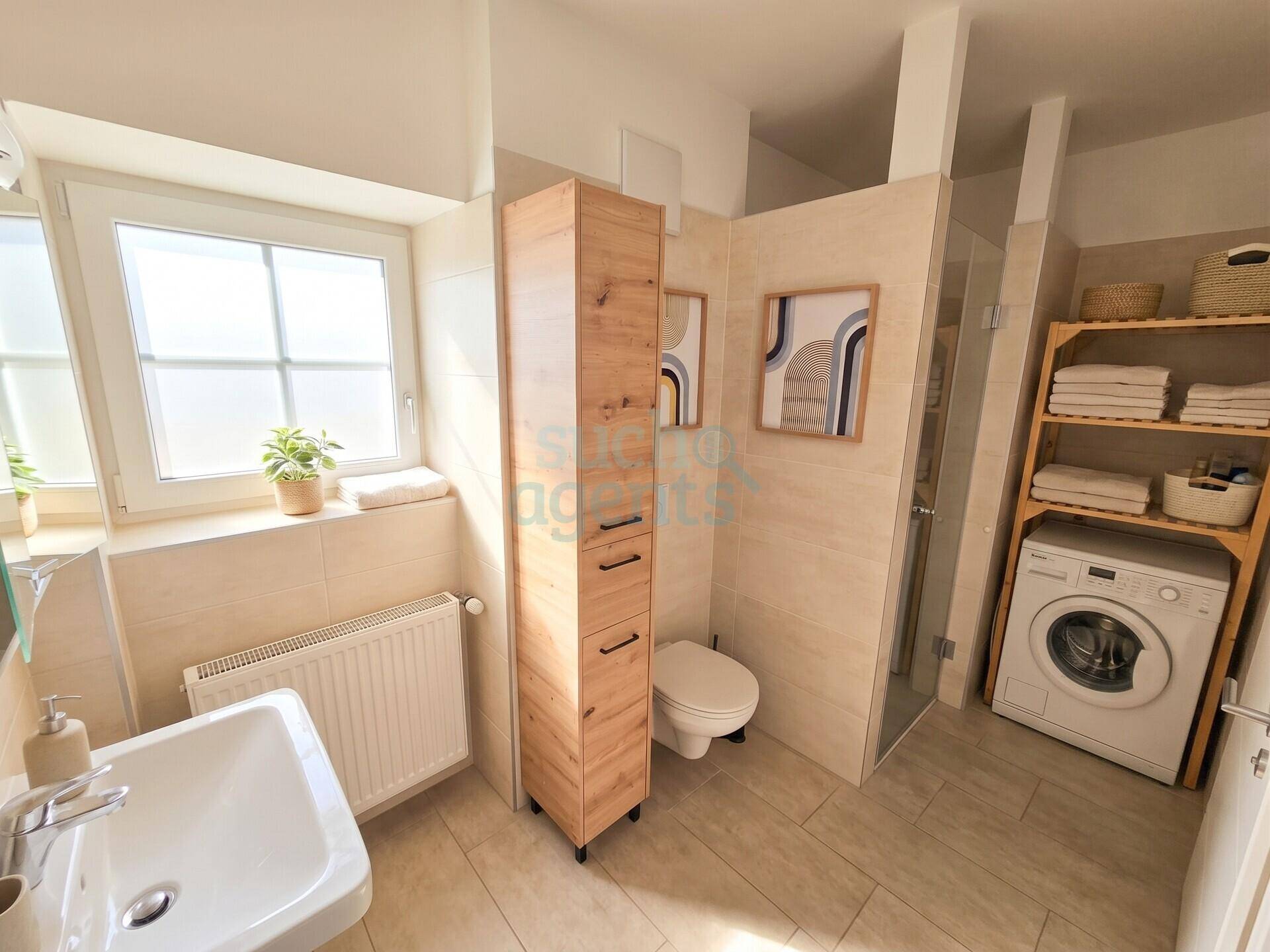 Modernes Badezimmer mit Dusche, Waschbecken, WC und Waschmaschine.