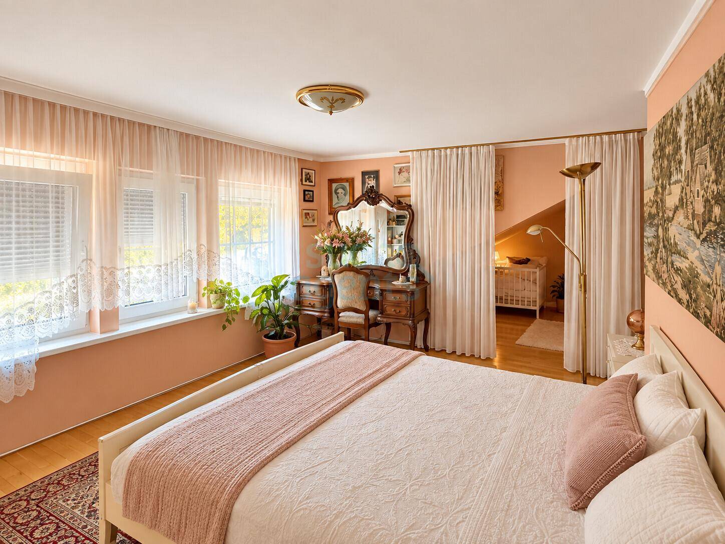 Helles Schlafzimmer mit klassischem Schminktisch, Holzboden und angrenzendem Kinderzimmerbereich.