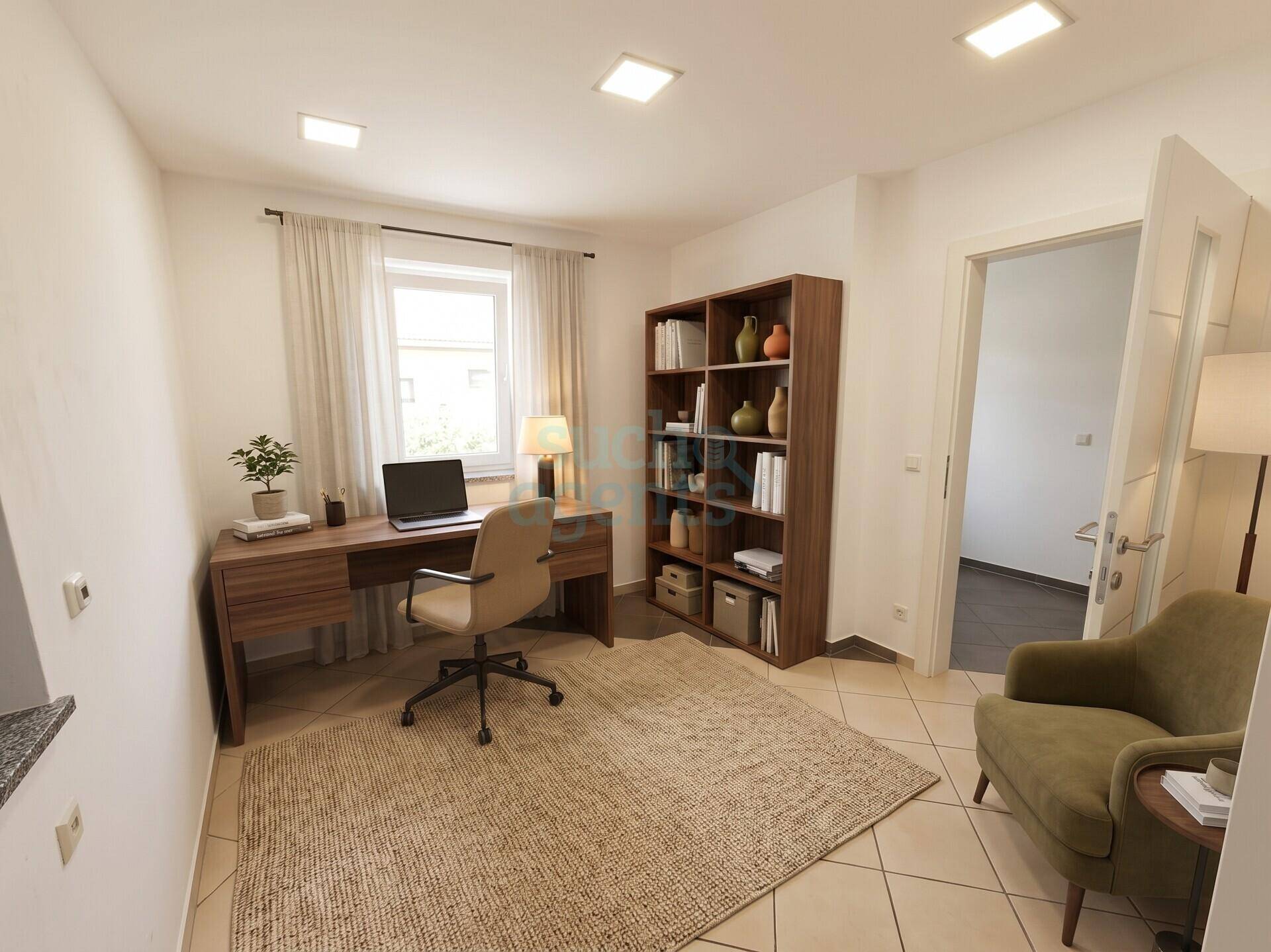 Helles Arbeitszimmer mit Fliesenboden, Schreibtisch und Bücherregal, ideal für Home-Office.