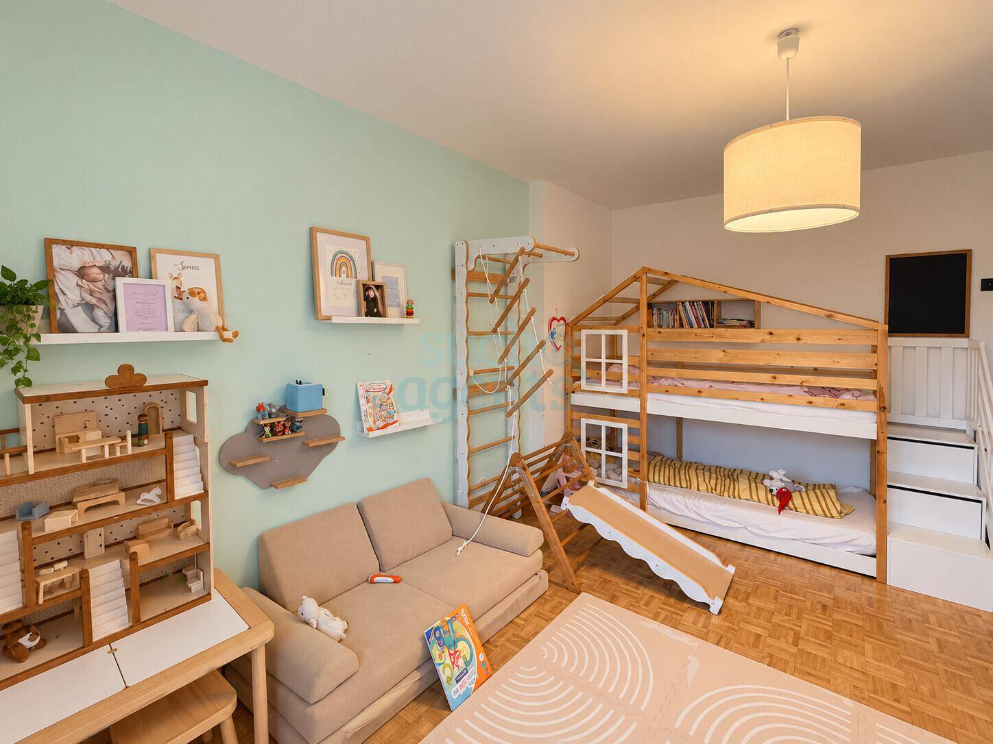 Kinderzimmer mit Etagenbett, Spielbereich und hellen Wänden.