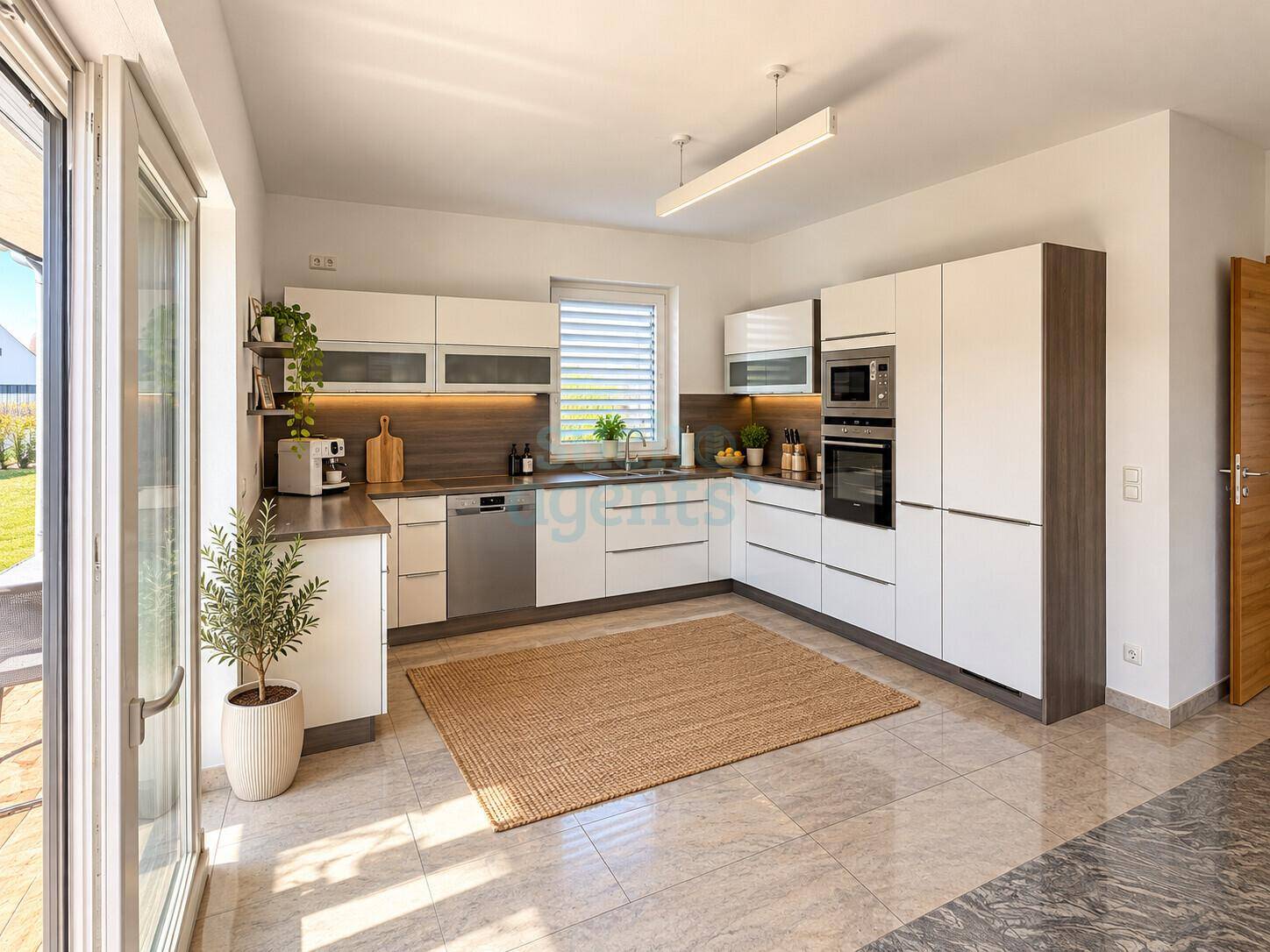 Helle, moderne Küche mit weißen Schränken, Holzakzenten und direktem Zugang zum Gartenbereich.