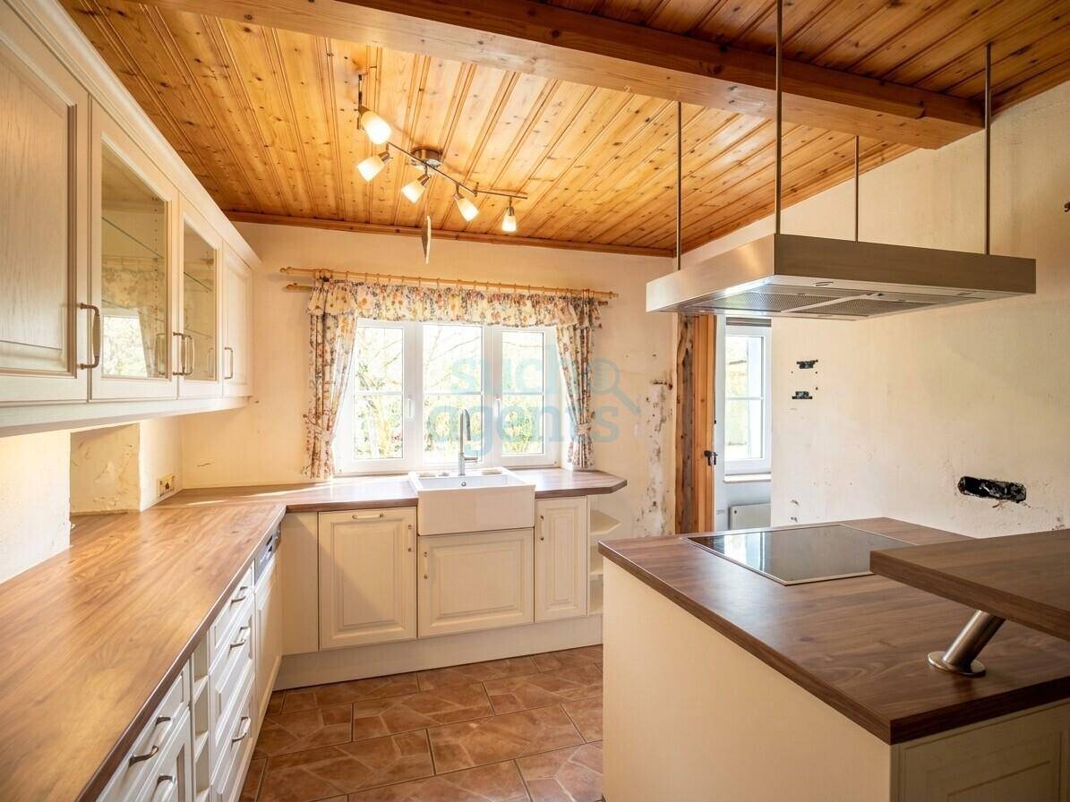 Rustikale Küche mit Holzbalkendecke, weißen Schränken und Holz-Arbeitsplatten.
