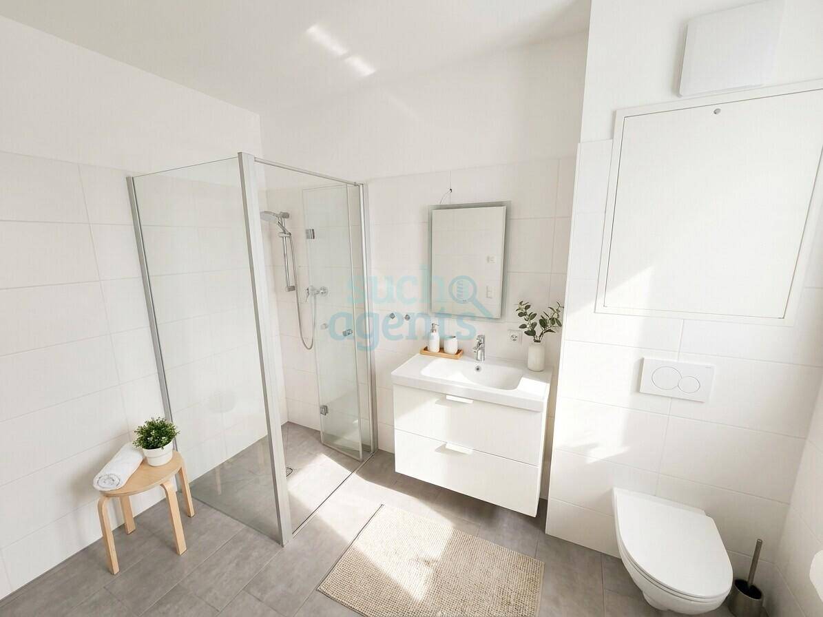 Modernes Badezimmer mit ebenerdiger Dusche, Wand-WC und großformatigen Fliesen.