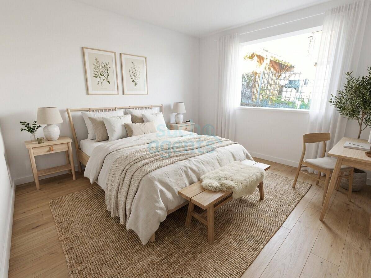 Modernes Schlafzimmer mit hellem Holzbett, Nachttischen und Schreibtisch, mit Holzboden.